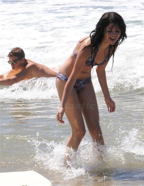 selena gomez bikini 2010. Selena Gomez bikini picture