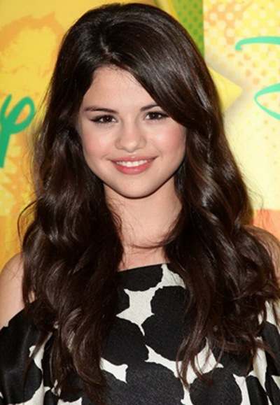 selena gomez hairstyles curly. Selena Gomez#39;s Curly Hairstyle