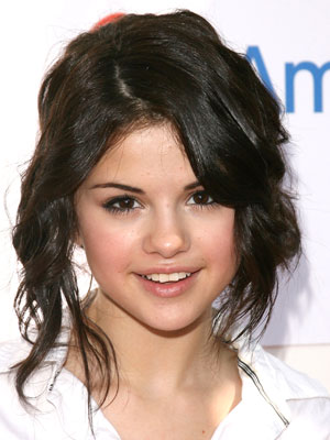 justin bieber and selena gomez pictures_12. selena gomez curly hairstyles.